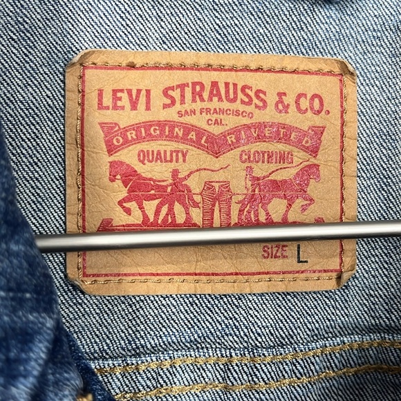 Levi’s Womens Classic Jean Jacket L Dark Wash Some Fading Button Down Pockets - Picture 2 of 14